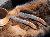 noz-magnum-caveman-damast-material-glowni-stal
