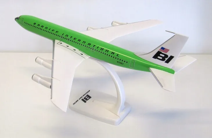 model-samolotu-boeing-707-300-braniff-1-144-stan-zlozenia-calosc-die-cast