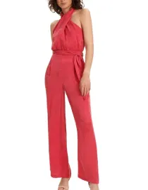 rozowy-kombinezon-prosta-dluga-nogawka-odkryte-ramiona-gladki-dekolt