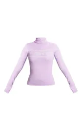 fioletowy-dzianinowy-dopasowany-golf-bialy-napis