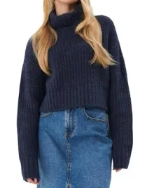 granatowy-dzianinowy-krotki-sweter-z-golfem-z-domieszka-welny