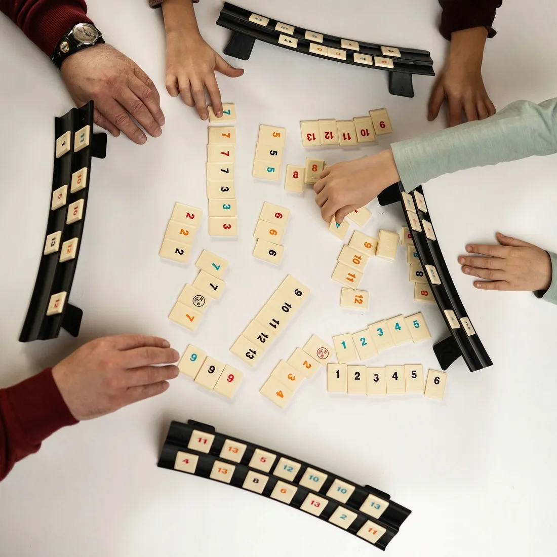 rummikub-gra-planszowa-gra-logiczna-rodzinna-liczbowa-dla-2-4-graczy-wiek-gracza-8-11-lat