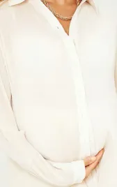 bezowa-klasyczna-teksturowana-koszula-ciazowa-guziki