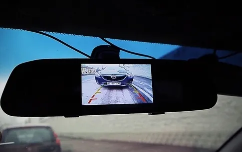 monitor-lcd-5-w-lusterku-marka-expert-montaz-pod-sufitem