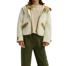 kremowa-pikowana-kurtka-z-kapturem-brazowe-wstawki-kieszenie