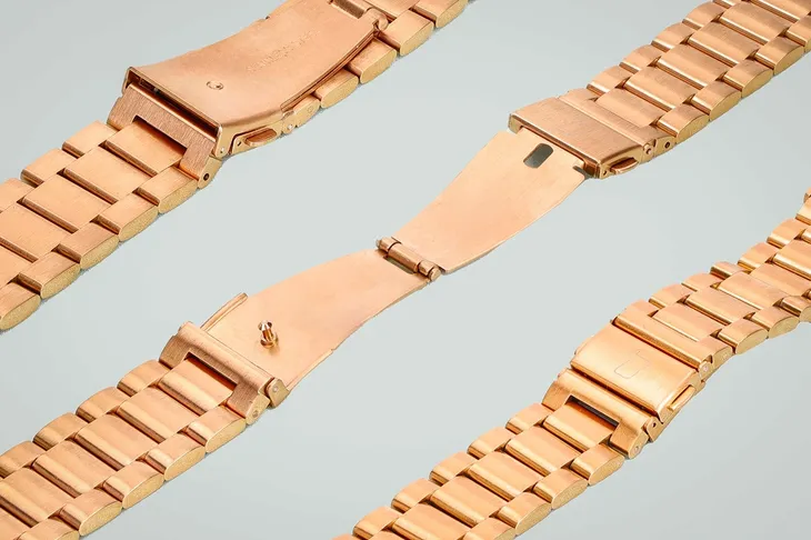 pasek-na-smartwatch-bizon-do-apple-watch-44-45-46-49-mm-opaska-metalowa-kolor-zloty-material-stal-chirurgiczna