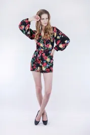 czarny-kombinezon-mini-w-kwiaty-john-zack-m