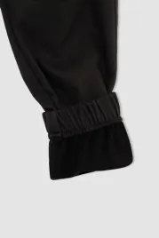 klasyczne-ciemno-szare-spodnie-joggery-z-kieszeniami-bawelniane-defacto-122