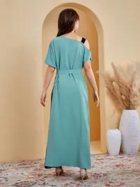 sukienka-niebiesko-czarna-taliowana-paskiem-zdobienia-cekiny