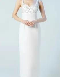 biala-midaxi-sukienka-ze-zdobieniami-na-ramiaczkach-dekolt-serce