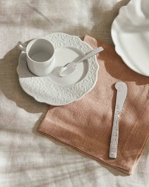 filizanka-do-espresso-dressed-biala-alessi-wzor-dominujacy-kwiaty