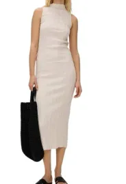 kremowa-teksturowana-sukienka-dopasowana-midaxi-odkryte-ramiona-l