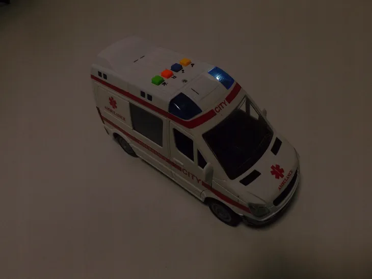 auto-ambulans-karetka-otwierane-drzwi-1-16-wy590ak-kod-producenta-wy590ak