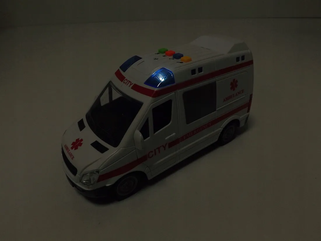 auto-ambulans-karetka-otwierane-drzwi-1-16-wy590ak-bohater-brak