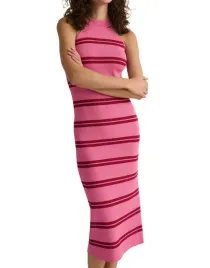 rozowa-dopasowana-sukienka-midi-ze-stojka-dzianinowa-wzor-paski-s