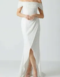 biala-klasyczna-suknia-slubna-asymetryczna-dekolt-prosty