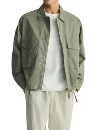 zielona-gladka-kurtka-z-kolnierzem-regulowana-w-pasie-efekt-zagniecen