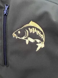 kurtka-wedkarska-softshell-khaki-z-haftem-karpia-xxl