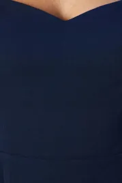 granatowa-sukienka-maxi-na-szerokich-ramiaczkach-wyciecia