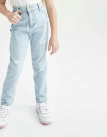jeansowe-spodnie-jasnoniebieskie-proste-przetarcia-proste-defacto-134-140
