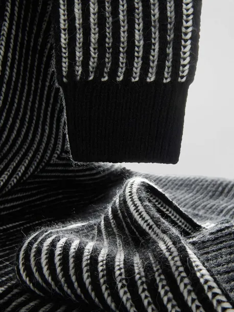 reserved-sweter-czarny-okragly-rozmiar-l-kolor-czarny