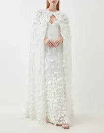 biala-maxi-peleryna-zdobionia-korale-wieczorowa-kwiaty