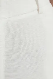 biale-spodnie-teksturowane-prosta-nogawka-dlugie-kieszenie-na-kd-38