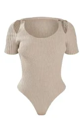 bezowe-body-dopasowane-z-krotkim-rekawem-prazkowane