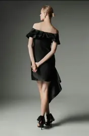 czarna-mini-sukienka-koktajlowa-odkryte-ramiona-falbany