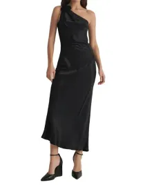 czarna-satynowa-sukienka-midi-z-dekoracyjna-roza-na-jedno-ramie