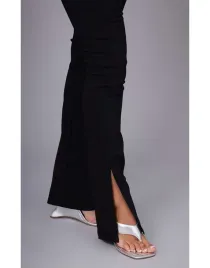 czarny-dopasowany-kombinezon-na-ramiaczkach-prettylittlething-40