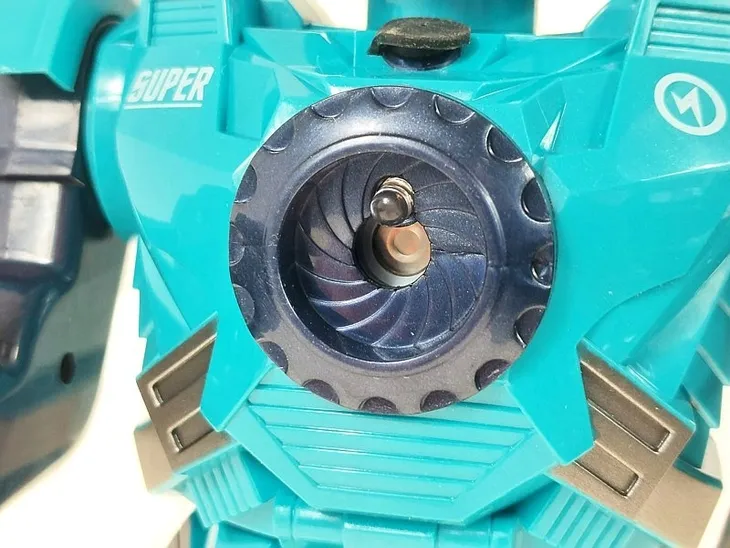 adar-robot-na-baterie-material-plastik