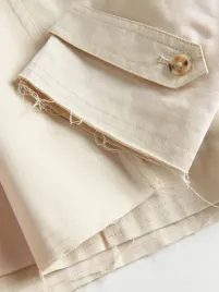 krotki-trencz-plaszcz-bezowy-jednorzedowy-dlugi-rekaw-klasyczny