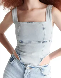 niebieskie-jeansowe-body-na-ramiaczkach-dopasowane-przeszycia