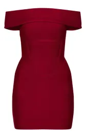 czerwona-sukienka-mini-dopasowana-odkryte-ramiona