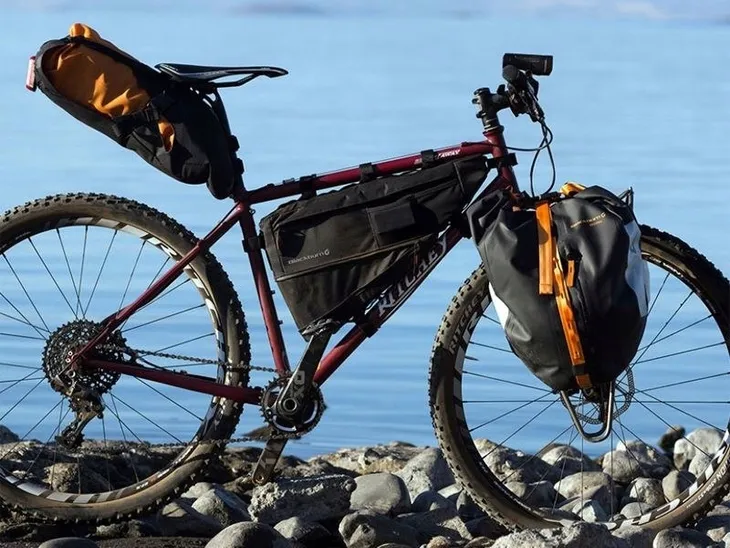 torba-na-rame-blackburn-outpost-frame-bag-large-695l-wodoodporna-roz-l-marka-blackburn