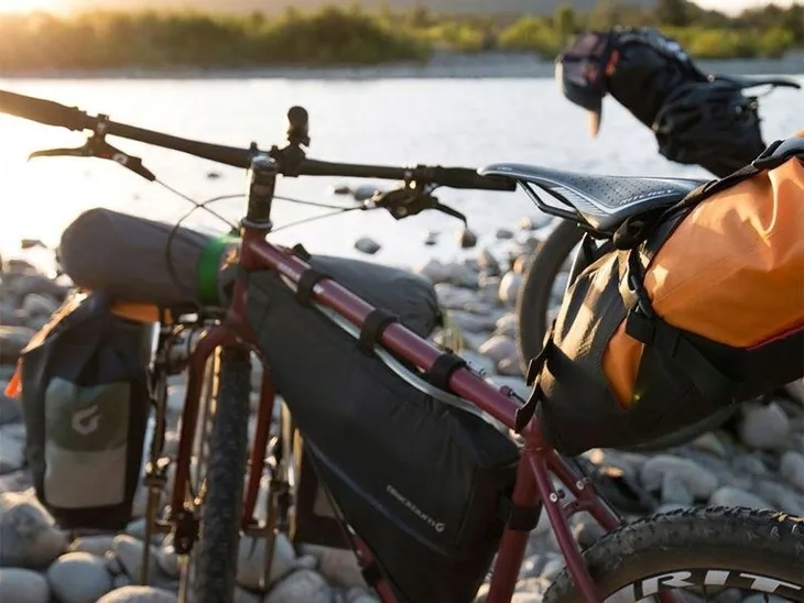 torba-na-rame-blackburn-outpost-frame-bag-large-695l-wodoodporna-roz-l-pojemnosc-6-95-l