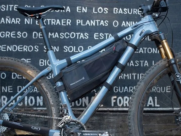 torba-na-rame-blackburn-outpost-frame-bag-large-695l-wodoodporna-roz-l-zapiecie-rzep