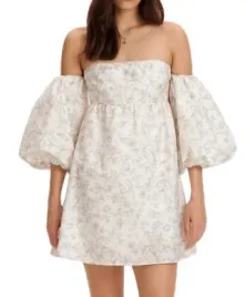 biala-sukienka-mini-z-odkrytymi-ramionami-wzorzysta-rekawy-3-4-bufki