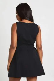 czarna-klasyczna-sukienka-mini-rozkloszowana-wyciecie