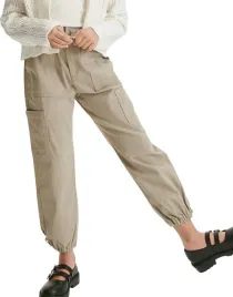 bezowe-spodnie-z-lancuszkiem-materialowe-bojowki-lancuszek