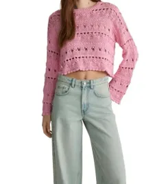 krotki-sweter-rozowy-azurowy-dlugi-rekaw-klasyczny-prosty