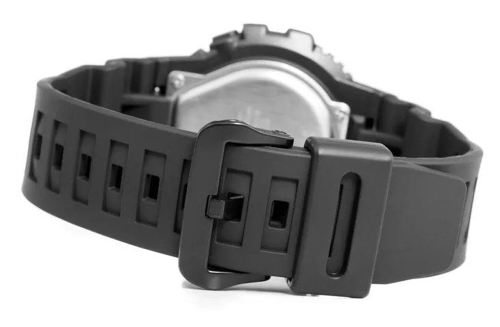 zegarek-meski-casio-sport-casio-hdc-700-9avef-wzor-dominujacy-logo