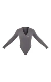 szare-prazkowane-dopasowane-body-dlugi-rekaw-napis-prettylittlething-44