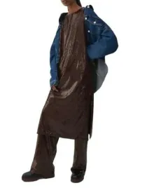 ciemnobrazowa-zdobiona-cekiniowa-prosta-sukienka-midi-na-ramiaczkach