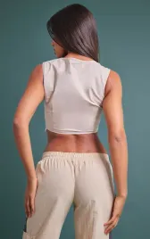 bezowy-krotki-asymetryczny-top-gorsetowy-zamki-prettylittlething-40