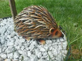 ozdobna-figura-ogrodowa-metalowa-jez-hog