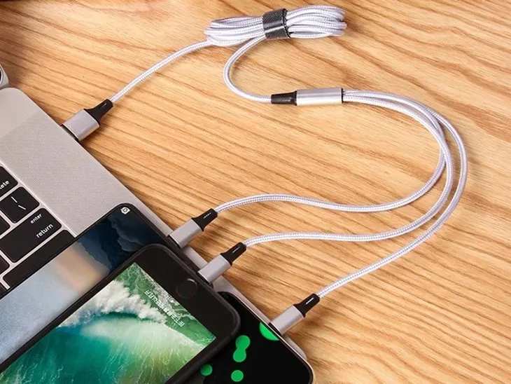 uchwyt-do-samochodu-na-telefon-kokpit-deske-kabel-zgodnosc-ze-standardem-quick-charge-1-0