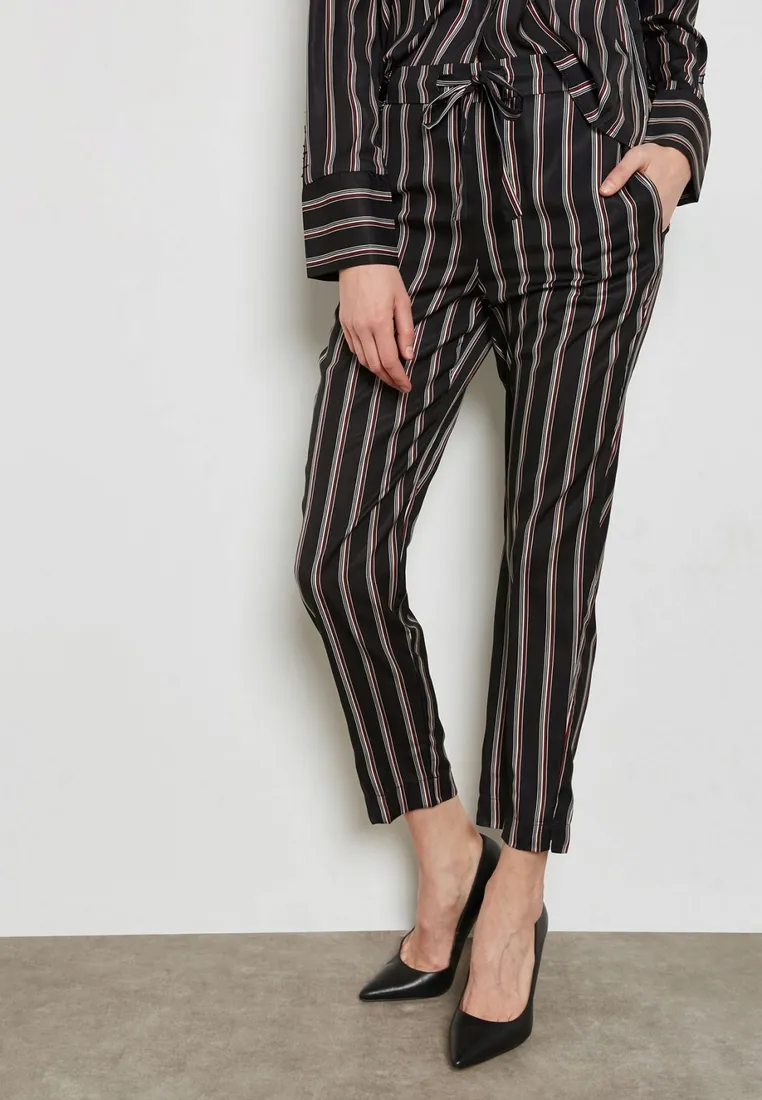 spodnie-paski-czarne-satynowe-mango-xs