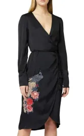 czarna-satynowa-sukienka-z-haftem-w-pawie-xxs